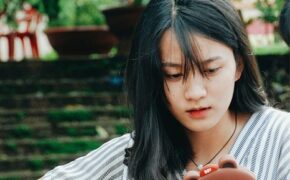 Clip cô gái cover bài hát “Ngủ” gây thương nhớ cho dân mạng