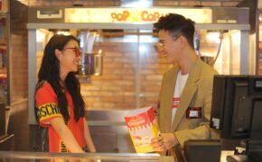 Châu Bùi, Cao Minh Thắng tình cảm tại rạp chiếu phim giường nằm đầu tiên tại Hà Nội