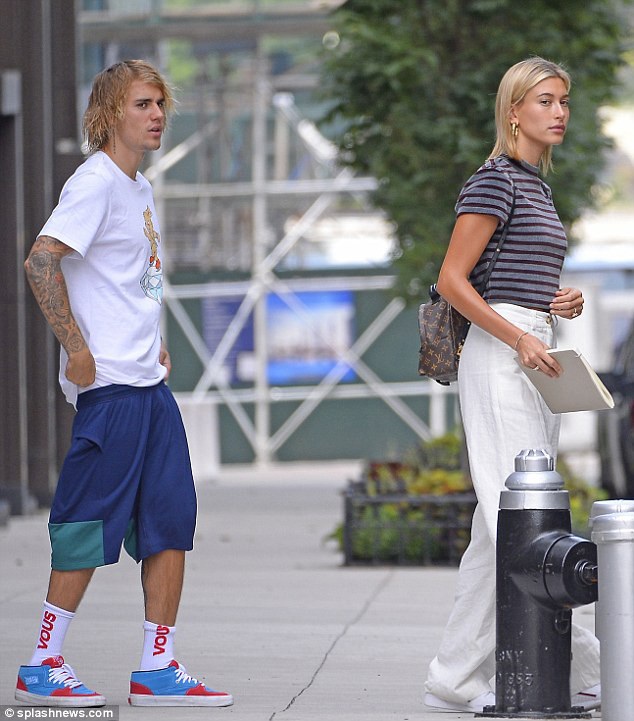  Justin Bieber và Hailey Baldwin cũng tới nhà thờ dịp cuối tuần. Đôi tình nhân trẻ mới đính hôn chỉ sau 1 tháng tái hợp. 