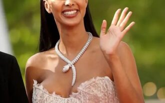 MC kênh BBC “lấp ló” ngực đầy