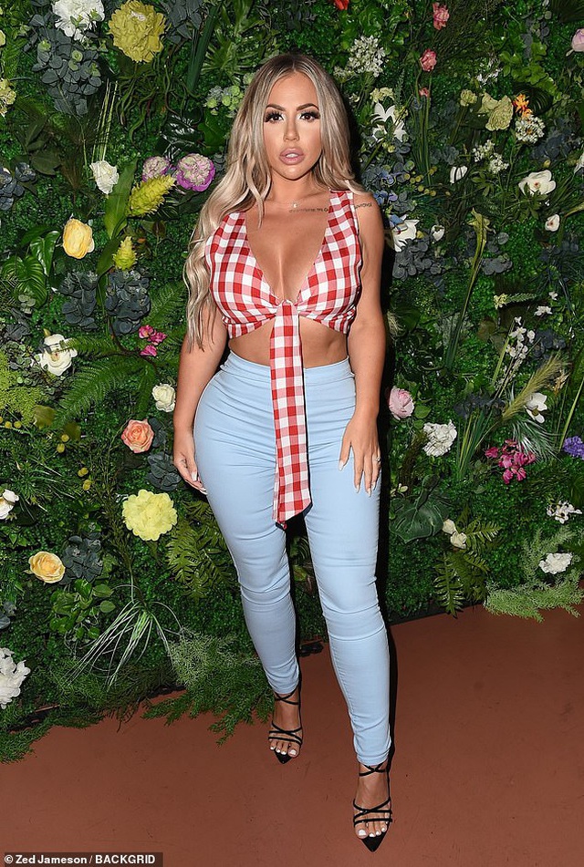 Holly Hagan bốc lửa với váy màu cam - 7