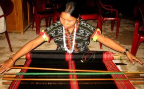 Chỗ đứng thổ cẩm Việt Nam