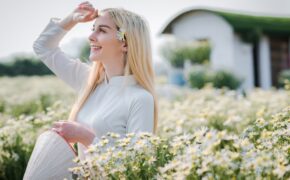 Nữ du khách nước ngoài diện áo dài, chụp ảnh duyên dáng bên cúc họa mi