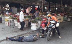 Nhức nhối nạn nằm vạ ăn xin trên cầu và chợ