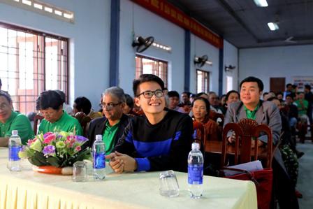 Ca sĩ Hà Anh Tuấn tại trung tâm nuôi dưỡng trẻ mồ côi và khuyết tật tỉnh Quảng Nam