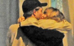 Robert Pattinson hôn Suki Waterhouse trên phố