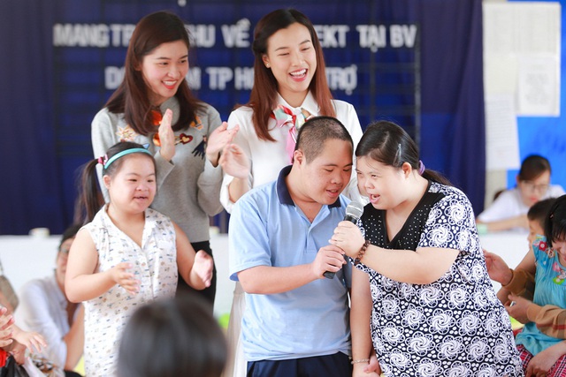 Trong chuyến trao quà lần này, hai Á hậu tình nguyện vượt hơn 100 cây số tham gia và hoạt náo, giao lưu sôi động cùng các bé.