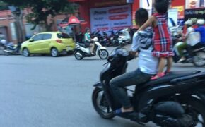 Ông bố chở con “liều mạng” trên đường gây bức xúc