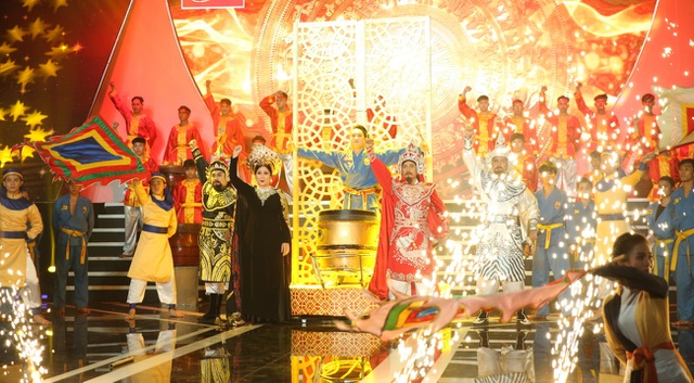 Mẹ con NSND Hồng Vân và Trê Phi biểu diễn tiết mục mang tên “Tiếp nối”, được xem là phần thi hoành tráng nhất trong đêm Chung kết.
