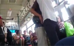 Clip: Kẻ gian móc túi trắng trợn trên xe buýt