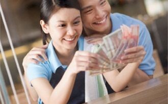 Phong bì đám cưới: Nên bỏ 300 nghìn hay 500 nghìn?