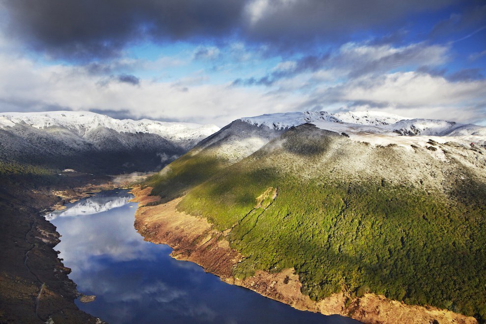 Vườn quốc gia Kahurangi, New Zealand là vườn quốc gia lớn thứ nhì trong số 14 vườn quốc gia của New Zealand. Nơi đây nổi tiếng với vẻ đẹp thiên nhiên đa dạng và hoang dã