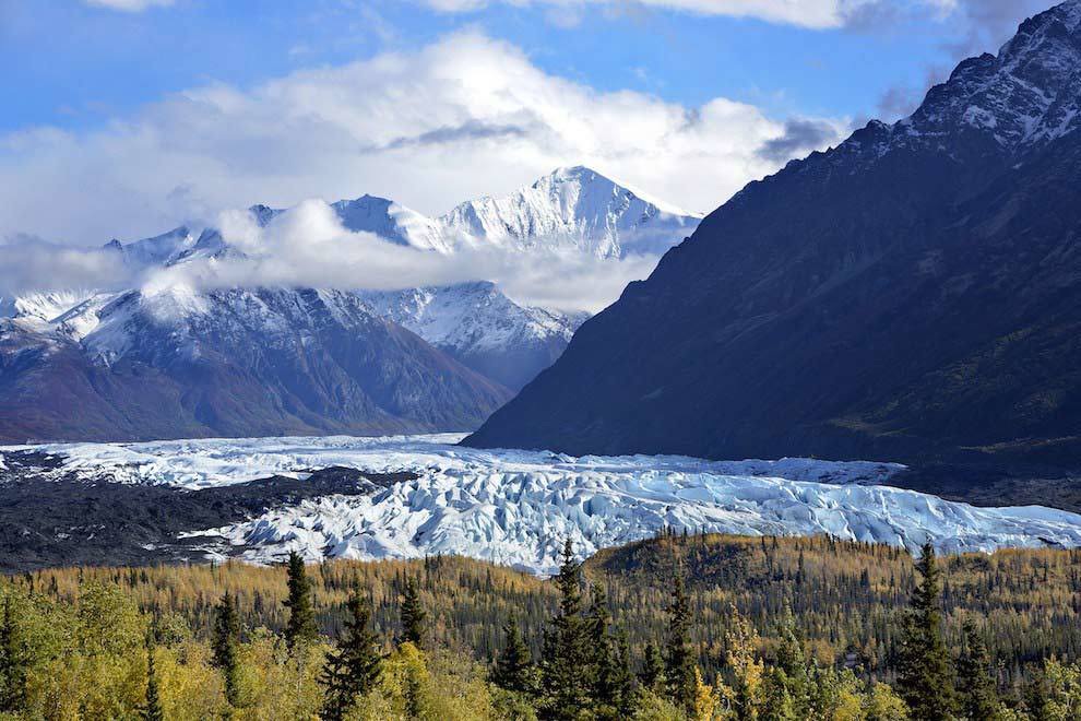 Dãy núi Chugach và dòng sông băng Mendenhall mang đến cho thiên nhiên Alaska, Mỹ một khung cảnh đẹp như tranh vẽ.