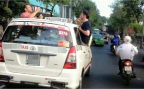 Ngông cuồng khách Tây bày tiệc trên nóc taxi