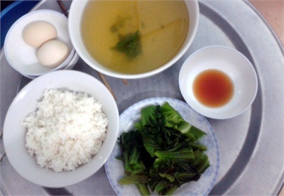 Sốc với mâm cơm mẹ chồng nấu cho con dâu ở cữ