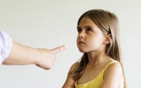 Ứng xử thông minh của cha mẹ khi con mắc lỗi với người lạ