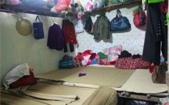 Khu ổ chuột giữa Hà Nội: 11 người phụ nữ sống trong phòng 9m2