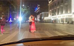 Cô dâu chú rể liều chết chụp ảnh cưới để đời