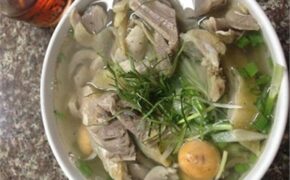 Bát phở 300 nghìn ở Hà Nội: Khách hàng ăn gà tiến vua?