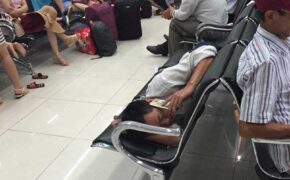 Hình ảnh “phát ngượng” của người đàn ông ở sân bay Nội Bài