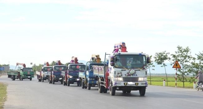 Đám cưới lạ ở Nghệ An: Rước dâu bằng cả đoàn xe cẩu