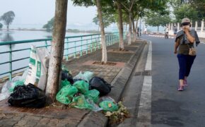 Dân Hà thành bịt mũi tập thể dục, nhắm mắt nhậu trên rác