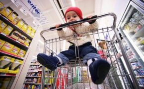 Xe đẩy trong siêu thị: Mối nguy hiểm tiềm ẩn với trẻ nhỏ