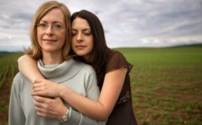 Bức thư mẹ gửi con gái 15 tuổi khiến giới trẻ phục lăn