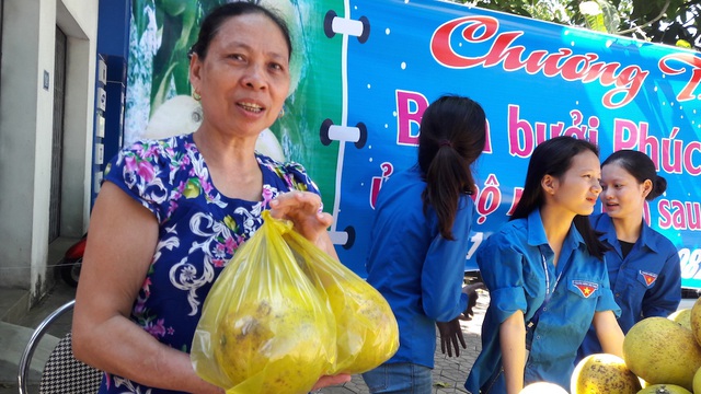 Người dân đến mua bưởi Phúc Trạch rất nhiều tại địa bàn TP Vinh trong một ngày tổ chức bán.