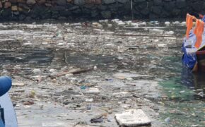 Đảo hơn 3.000 dân ở Nha Trang ngập rác mùa biển động