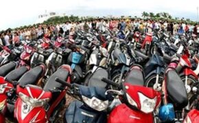 Khi người dân mạo hiểm tính mạng với… chiếc gương xe