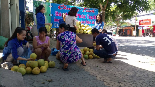 Người dân đến mua bưởi Phúc Trạch tại địa điểm Trường Trung cấp Việt Anh, TP Vinh.