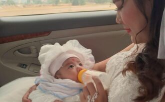 Xúc động hình ảnh cô dâu 9x bế con 1 tháng tuổi về nhà chồng