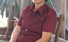 Người phụ nữ mang cơ thể mình đi làm từ thiện