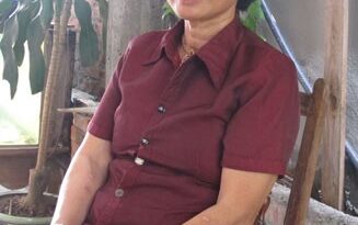 Người phụ nữ mang cơ thể mình đi làm từ thiện