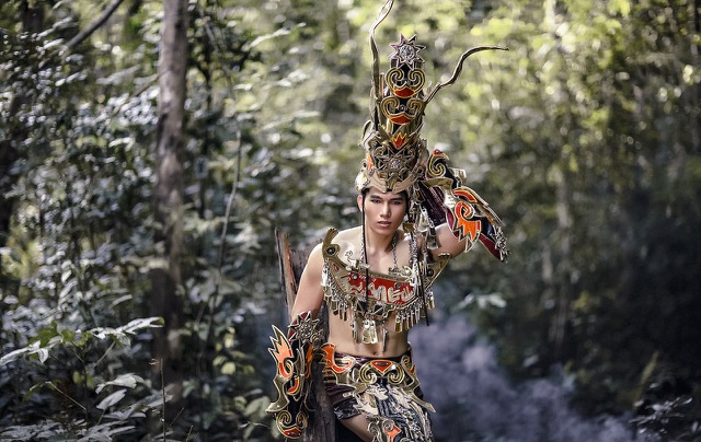 Ngoài ra chúng ta còn thấy hình ảnh của con giao long được điêu khắc ở giáp tay, trên nón (theo truyền thuyết, Vua Hùng đã chỉ cho nhân dân Đại Việt cách xâm hình giao long trên người để tránh bị thuồng luồng, cá sấu giết hại), cả bộ trang phục như một bức tranh hùng vĩ giới thiệu với bạn bè thế giới vẻ đẹp của văn hoá Việt Nam đẹp đẽ, mạnh mẽ và oai hùng.