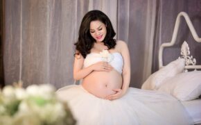 Nhật Kim Anh lần đầu khoe bụng bầu bự