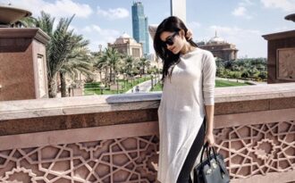 Á hậu Huyền My trải nghiệm cuộc sống đế vương, ăn bánh dát vàng