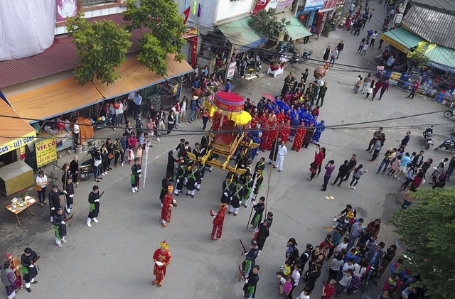  Ngày mùng 9 tháng Giêng hàng năm, làng Triều Khúc lại mở hội, kéo dài tới ngày 12. Khai hội có một đám rước lớn với sự tham gia của hàng trăm người trong đủ loại trang phục cổ xưa. Họ rước thánh từ đình thờ sắc xuống đại đình của làng. 