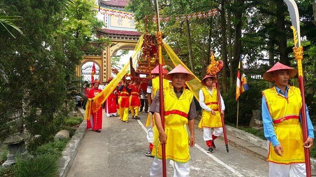 Đoàn rước đi qua nhiều nơi sau đó rước đức Phật trở về chùa Đồng Đắc để tiến hành các nghi lễ theo nghi thức Phật giáo.