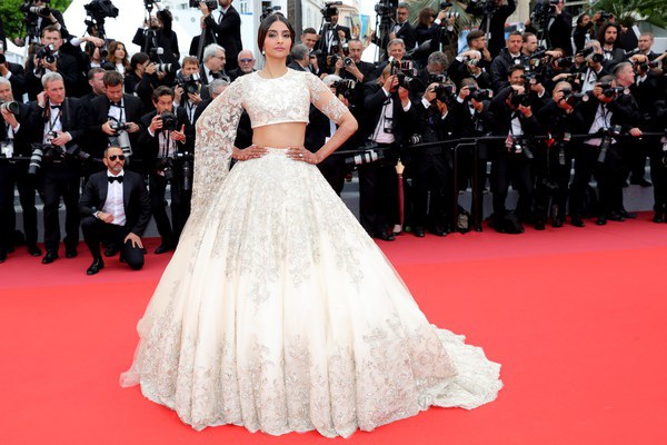  Sonam Kapoor lộng lẫy như bà hoàng trên thảm đỏ. 