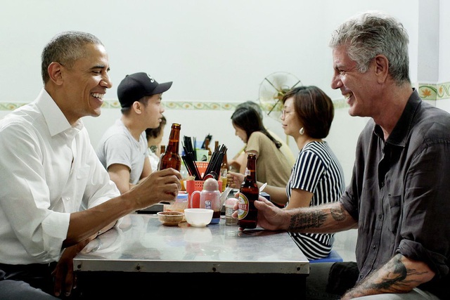  Đáng nhớ nhất là năm 2016, Anthony Bourdain đã từng cùng tổng thống Mỹ Barack Obama ăn bún chả tại Hà Nội 