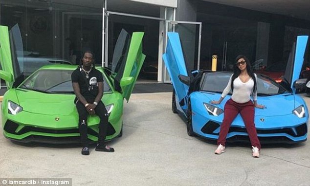  Nữ Rapper Cardi B lần đầu lộ diện 18 ngày sau khi sinh con gái Kulture. Nữ ca sỹ và chồng Offset khoe 2 siêu xe sành điệu chỉ khác màu 