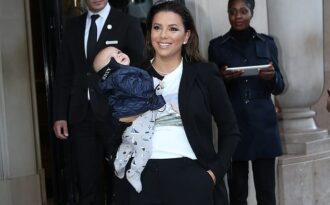 Eva Longoria sành điệu đưa con tới Pháp