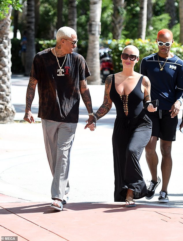  Alexander Edwards và Amber Rose gắn bó với nhau như hình với bóng những ngày này 