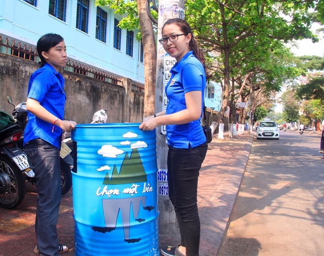 Bình Định: Thanh niên chèo thuyền, vớt rác quanh khu “ổ chuột” - 8