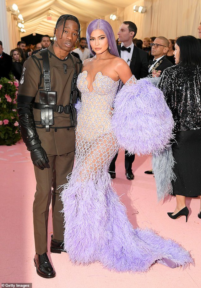 Hai em cô Kim sexy trên thảm đỏ Met gala - 1