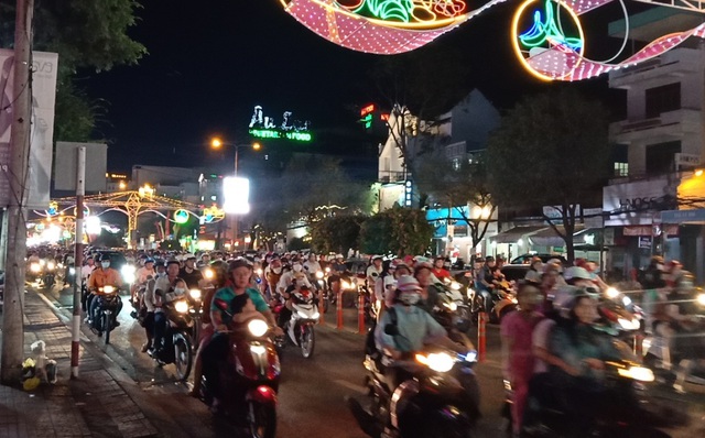 Các nhà thờ trang trí bắt mắt, đường phố đông nghịt người vui chơi đêm Noel  - 2