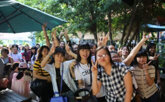 Fans xếp hàng mua vé sinh nhật Sơn Tùng