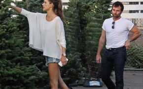 Alessandra Ambrosio giản dị đi mua cây thông Noel
